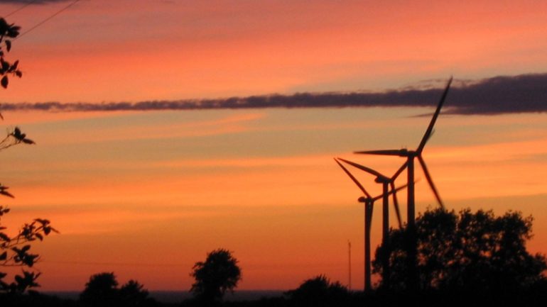 Tre-vindmøller-i-solnedgang-på-Bornholm, fra BCB drev