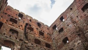 udforske Bornholm ved at besøge borgruinen på Hammershus