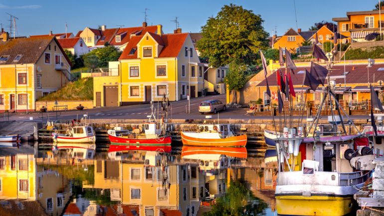 Gule huse ved Hasle Havnefront - hvor vil du helst bo på Bornholm?