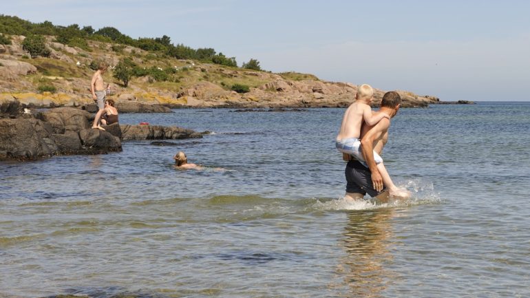 Udforske Bornholm og nyd de dejlige strande i hverdagen, kreditering Destination Bornholm-min