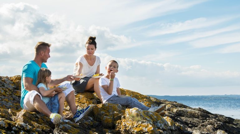 Frokost på klipperne med familien er endnu en fordel ved at flytte til Bornholm