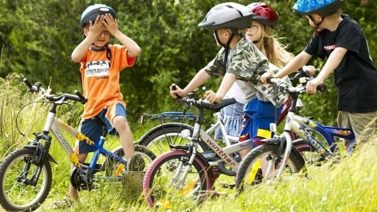 børn cykler på Bornholm