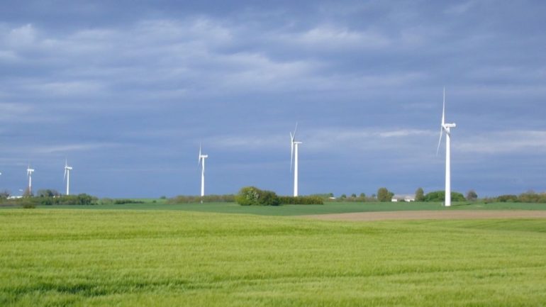Bornholm har mange vindmøller og satser på grøn enerig. Flyt til Bornholm og få arbejde fx i energisektoren